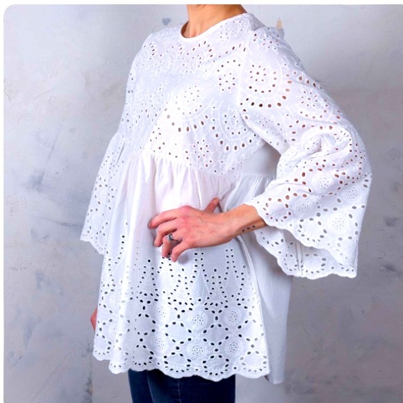 Gorgeous White Eyelet Classy Top. Available in Small and Medium. - Picture 5 of 7